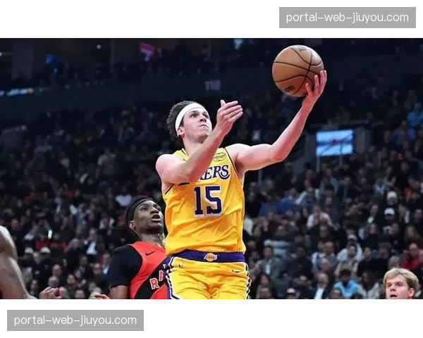 湖人里夫斯无球跑动接应效果显著，定点三分命中率回升至赛季平均